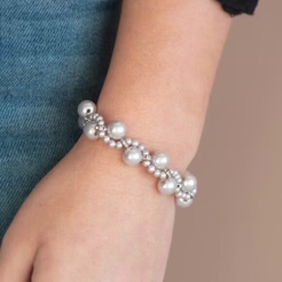 Paparazzi Jewelry Accessories - Utmost Uptown - Silver Bracelet - Vintage - Picture 1 of 4